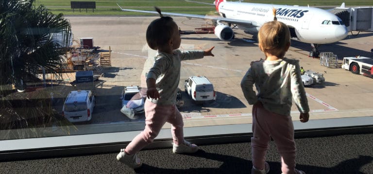 Voyager en avion avec des enfants : Conseils pour les occuper