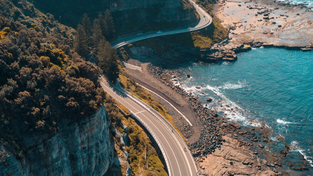 Luftaufnahme einer Straße in Australien während eines Roadtrips