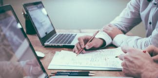 Deux hommes qui écrivent un projet en marketing