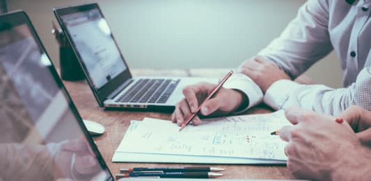 Faire son CV australien – Guide & Exemples 2026 Deux hommes qui écrivent un projet en marketing