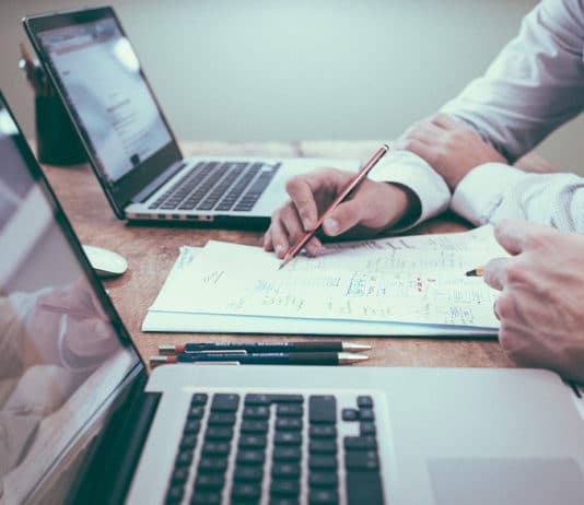 Deux hommes qui écrivent un projet en marketing