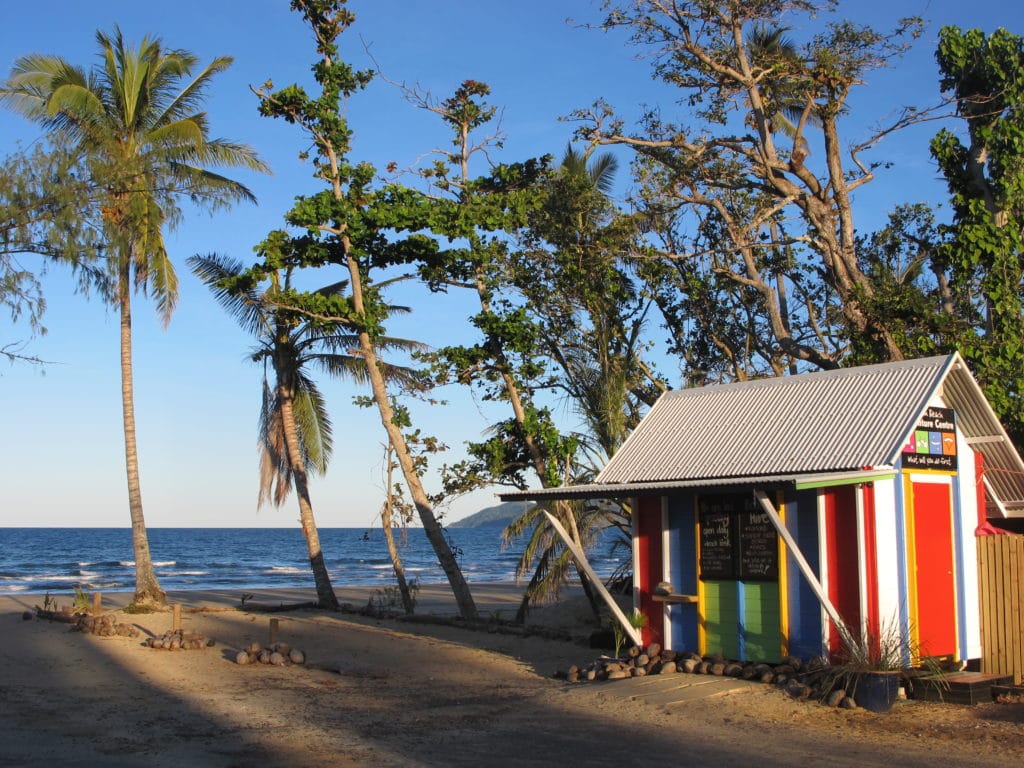 Bunte Hütte am Strand von Mission Beach in Queensland, Australien