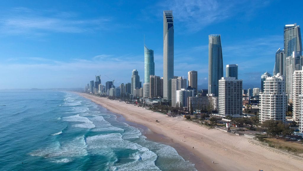 Luftaufnahme Gebäude am Strand in Gold Coast, Australien