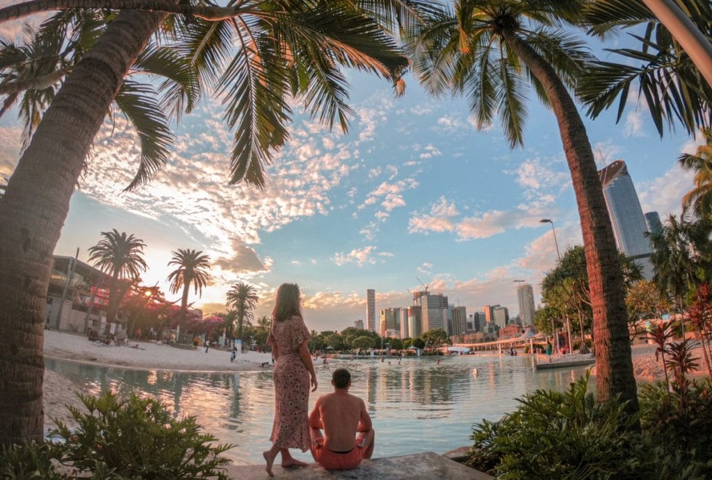 photo d'un couple au bord du lagon artificiel à brisbane en australie