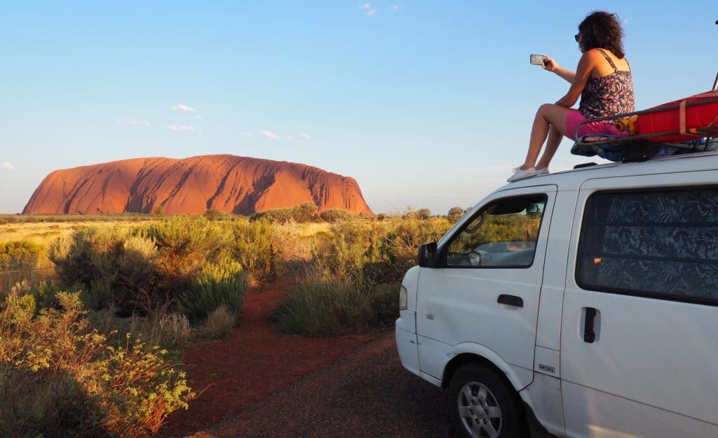 backpacker sur son véhicule à uluru 