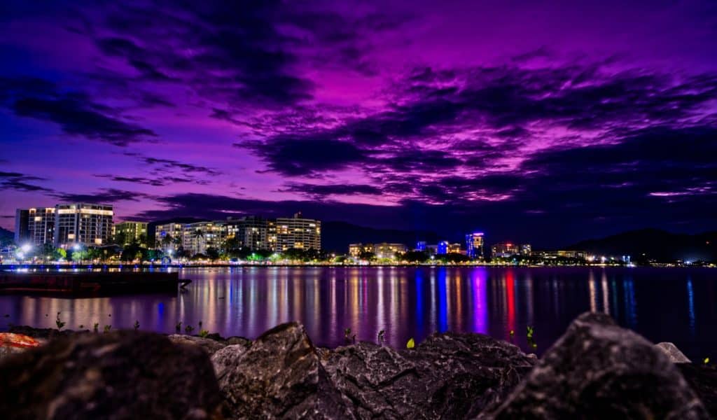 vue nocturne de la ville de cairns en australie