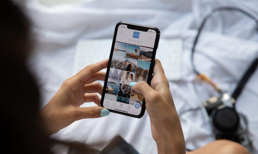 Mädchen, das sich in Australien eine App auf seinem Mobiltelefon ansieht